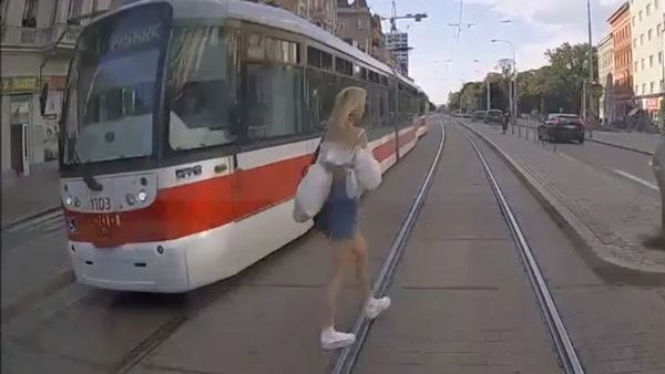 Dívku málem smetla tramvaj v Brně, přešla to bez povšimnutí a odkráčela dál